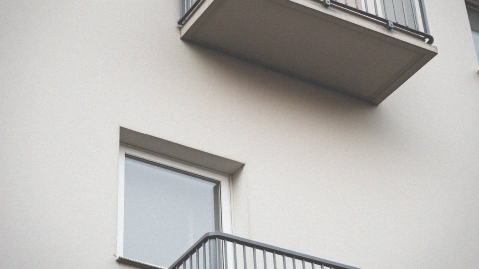 Jakie są różnice w wymogach wysokości parapetu w budynkach poniżej i powyżej 25 m?