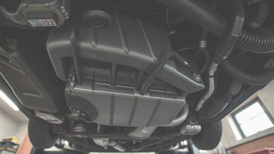 Gdzie znajduje się czujnik położenia wału w Skoda Octavia 1.6?