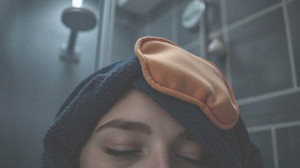 Kiedy warto wybrać ciepły okład zamiast zimnego na ból głowy?